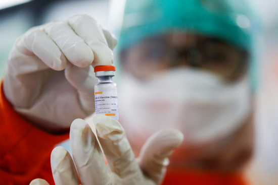중국 관영매체가 미국이 개발한 신종 코로나바이러스 감염증(코로나19) 백신 접종을 중단해야 한다며 중국산 백신이 더 안전하다고 주장했다. 사진은 중국의 시노백 백신. /사진=로이터
