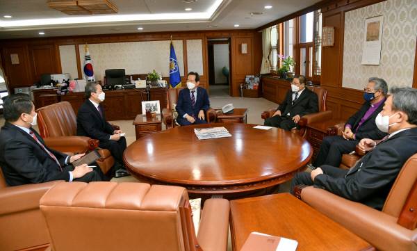 소강석(오른쪽서 세번째) 대표회장 등 한국교회총연합 지도부가 지난 7일 정세균(가운데) 국무총리에게 교회 예배 금지 지침을 완화해달라고 요청하고 있다. 한교총 제공.