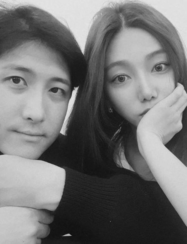 Actor Lee Chae-young and baseball player Hwang Jae-gyun boasted of their unexpected friendship.Lee Chae-young said on January 16th, I am surprised that it is the first photo in four years since I knew you.It may be the last picture, so make it a heirloom # chatter # I live alone and go to the house # I have a good drink # I have eaten. The photo shows Lee Chae-young and Hwang Jae-gyun leaning friendly to each other. The two convey the atmosphere of affection.Hwang Jae-gyun, who saw Lee Chae-youngs cute bruise, laughed after leaving a comment saying, I will marry you one year older than me.