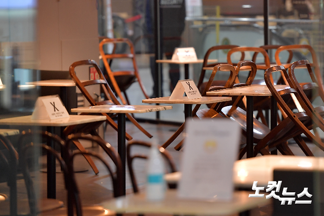 수도권에서 5명 이상의 모든 사적 모임을 금지하는 특별방역 조치가 시행된 후 서울 시내 한 카페가 한산한 모습을 보이고 있다. 박종민 기자