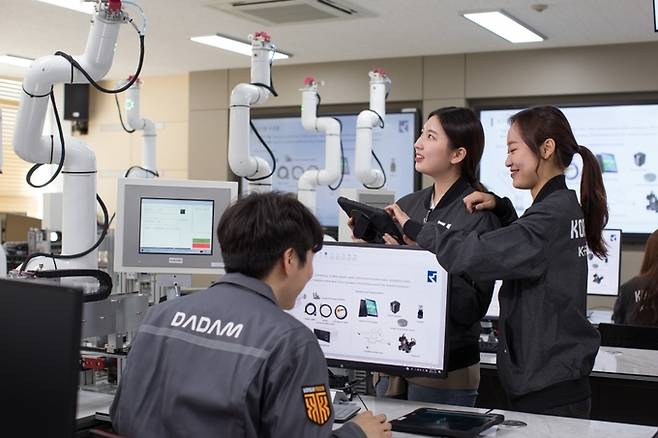 전국 대학 최초로 개관한 한기대 스마트러닝팩토리에서 학생들이 지능형 생산현장실습을 하고 있다. 한국기술교육대 제공