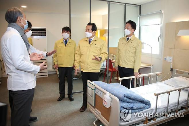 정세균 총리, 국립중앙의료원 격리치료병동 현장점검 (서울=연합뉴스) 김승두 기자 = 정세균 국무총리가 16일 서울시 중구 국립중앙의료원을 방문해 새로 지은 코로나19 격리치료병동을 둘러보고 있다. 2021.1.16 kimsdoo@yna.co.kr