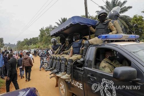 우간다 대선 야당 후보 집 주변에 배치된 경찰 병력 [로이터=연합뉴스]