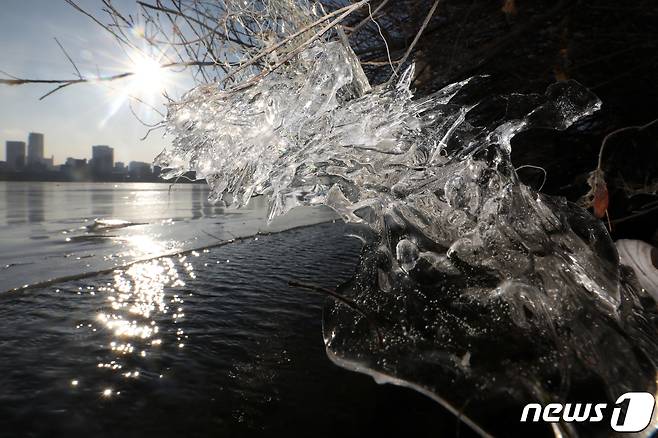다시 추위가 찾아온 16일 오후 서울 뚝섬한강공원에 얼음이 얼어있다. 2021.1.16/뉴스1 © News1 황기선 기자