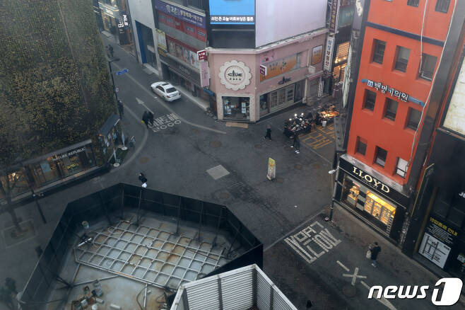 정부가 거리두기 단계(수도권 2.5단계·비수도권 2단계)를 2주간 연장하기로 한 16일 서울 중구 명동 거리가 한산한 모습을 보이고 있다. 2021.1.16/뉴스1 © News1 이동해 기자