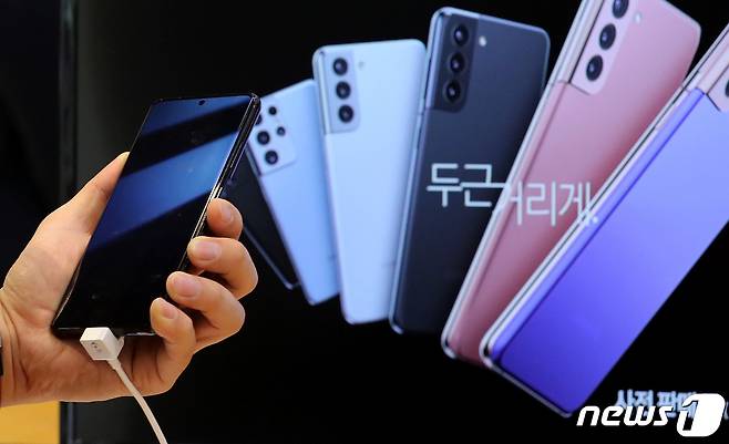 삼성전자가 15일 자정 '갤럭시 언팩 2021'을 통해 스마트폰 갤럭시 S21 시리즈를 공개했다. 이번에 새롭게 선보인 갤럭시 S21시리즈(S21, S21+, S ultra) 3종은 기본(6.2인치), 플러스(6.7인치), 울트라(6.8인치)로 디렉터스 뷰 기능을 탑재하는 등 전작보다 카메라 기능을 대폭 강화했으며, 울트라 모델에는 S 시리즈 최초로 ‘S펜’ 기능을 지원한다. 15일 서울 서초구 삼성전자 서초사옥 딜라이트샵을 찾은 시민들이 S21 시리즈를 살펴보고 있다. 2021.1.15/뉴스1 © News1 이동해 기자