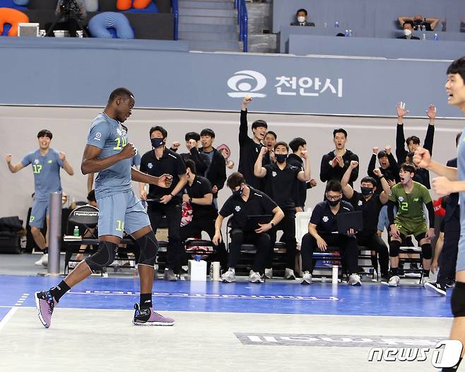 17일 충남 천안 유관순체육관에서 열린 도드람 2020-2021 V-리그 현대캐피탈과 한국전력의 경기에서 현대캐피탈 다우디가 득점에 성공한 뒤 기뻐하고 있다.(현대캐피탈 배구단 제공) 2021.1.17/뉴스1 © News1 민경석 기자