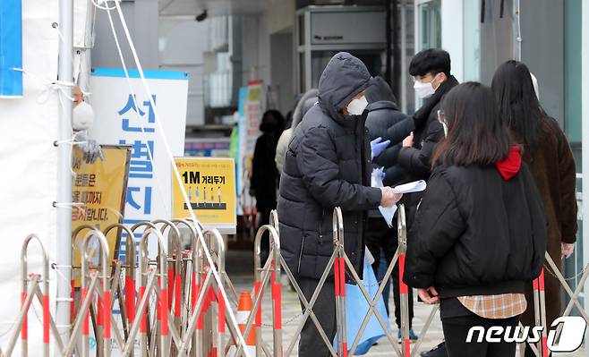 제주대학교병원 선별진료소에서 시민들이 진단검사를 받기 위해 대기하고 있다. 2020.12.21/뉴스1 © News1 오현지 기자