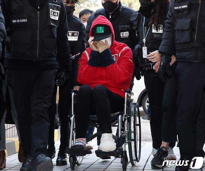 8살 딸을 살해 후 극단적 선택을 시도한 40대 여성 A씨가 17일 오전 인천 미추홀구 인천지방법원에서 열린 구속 전 피의자심문(영장실질심사)에 출석하고 있다. 2021.1.17/뉴스1 © News1 김진환 기자