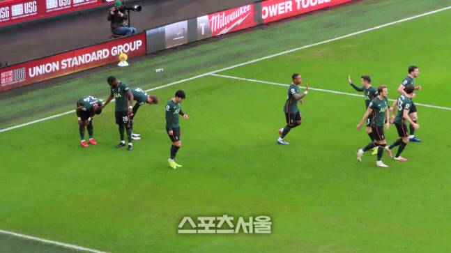 손흥민(가운데)이 17일(한국시간) 셰필드전에서도 리그 6호 도움을 올리고 동료들과 기쁨을 나누고 있다. 셰필드 | 장영민통신원
