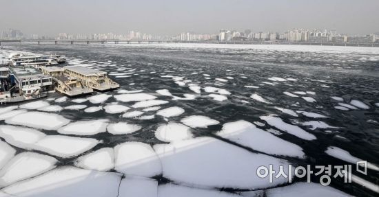 연이은 한파로 한강이 결빙된 13일 서울 원효대교에서 바라본 한강 얼음에 전날 내린 눈이 쌓여 있다./강진형 기자aymsdream@