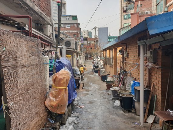 지난 15일 정부가 발표한 공공재개발 후보지에 선정된 서울 흑석2구역의 비좁한 주택가 골목이 각종 생활 물건들이 방치돼 동행에 불편을 주고 있다. /사진=김동호 기자