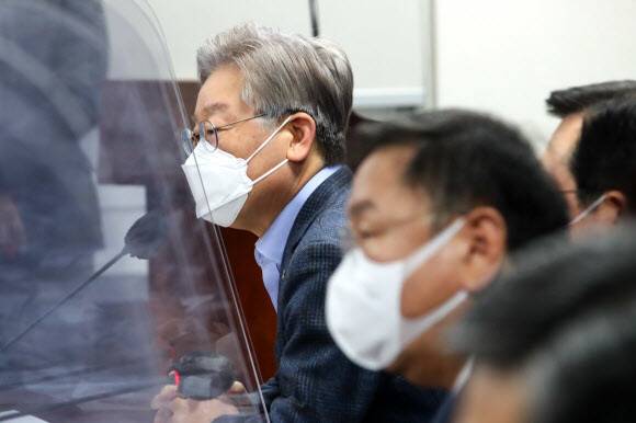 이재명 경기도지사가 14일 국회 의원회관에서 열린 군사시설 보호구역 해제 및 완화 당정협의에서 발언하고 있다. 연합뉴스