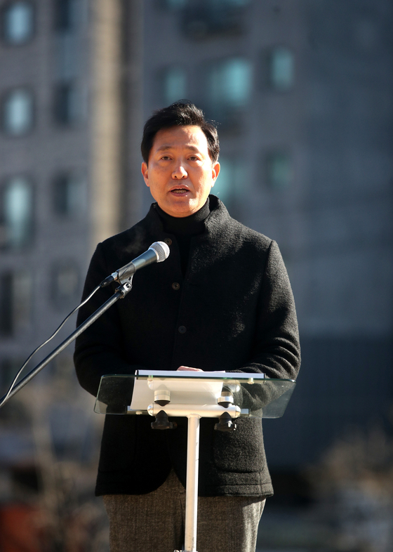 Former Seoul Mayor Oh Se-hoon, also member of the main opposition People Power Party, announces his bid to run for Seoul mayor on Sunday at a press conference in Seoul. [OH JONG-TAEK]