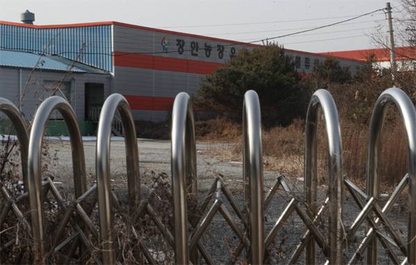 장안농장 첨단물류센터 입구가 자물쇠로 봉쇄돼 있다.