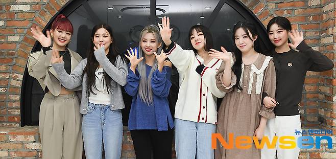 Girl group (G)I-DLE (Mi-yeon, Minnie, Soo-jin, So-yeon, Song Yuqi, and Yeh Shu Hua) poses at a video call fan signing ceremony commemorating the release of the mini-fourth album I Burn (I Burn) held at a cafe in Gangnam-gu, Seoul on January 17.