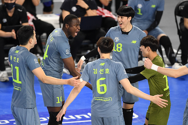 환호하는 현대캐피탈 선수들. 한국배구연맹 제공