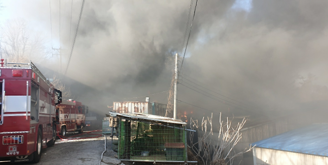 17일 오후 1시 42분쯤 울산 북구 시례동 한 경운기 부품 제조 공장에서 화재가 발생했다. 울산소방본부 제공