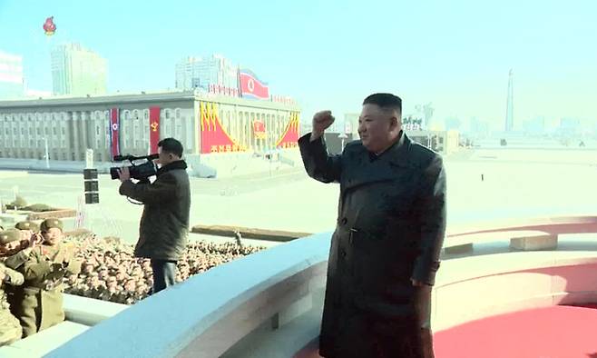 김정은 북한 국무위원장이 16일 제8차 당대회 기념 열병식 참가자들과 김일성광장에서 기념사진을 촬영했다고 17일 조선중앙TV가 전했다. 연합뉴스