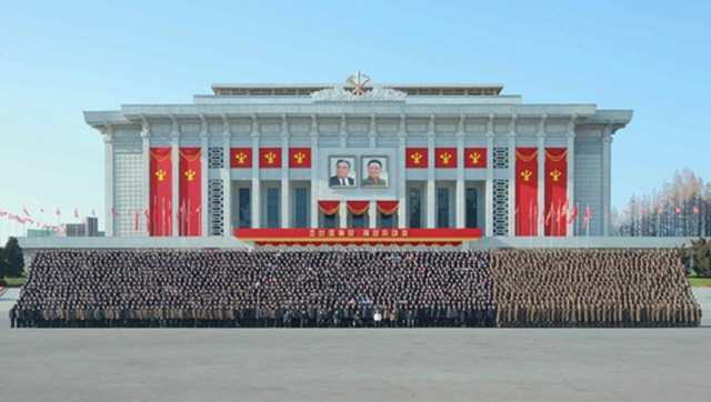 김정은 북한 국무위원장이 지난 16일 제8차 당대회에 참석한 방청자들과 당대회장을 배경으로 기념사진을 촬영했다고 17일 노동당 기관지 노동신문이 보도했다. /연합뉴스