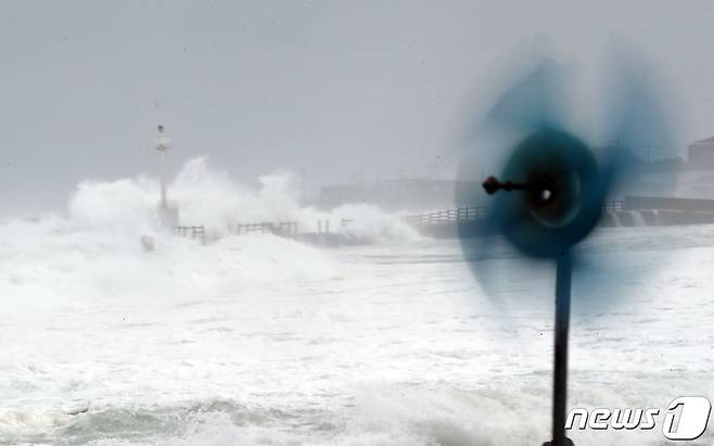 제주 서귀포시 온평리 해안가에 있는 바람개비가 세차게 돌아가고 있다.2020.9.2 /뉴스1 © News1 오현지 기자