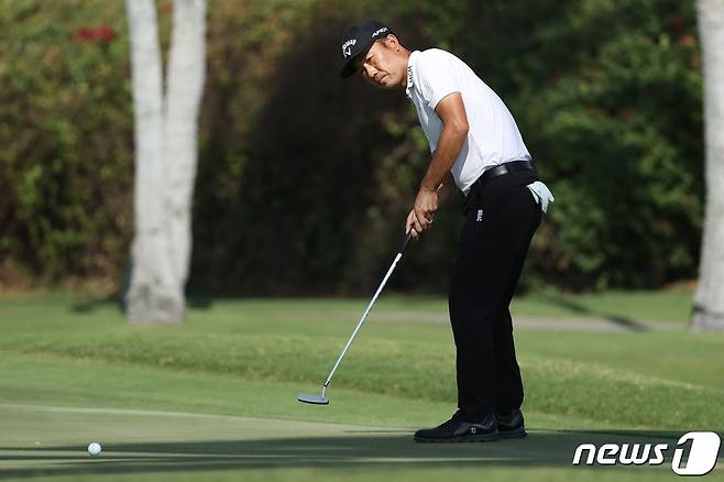 케빈 나가 18일(한국시간) PGA투어 소니오픈 최종 라운드에서 퍼팅을 하고 있다. © AFP=뉴스1