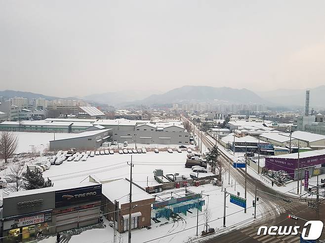 18일 강원 춘천 후평공단이 밤사이 내린 눈으로 덮여있다. 2021.1.18./뉴스1 © News1 김정호 기자