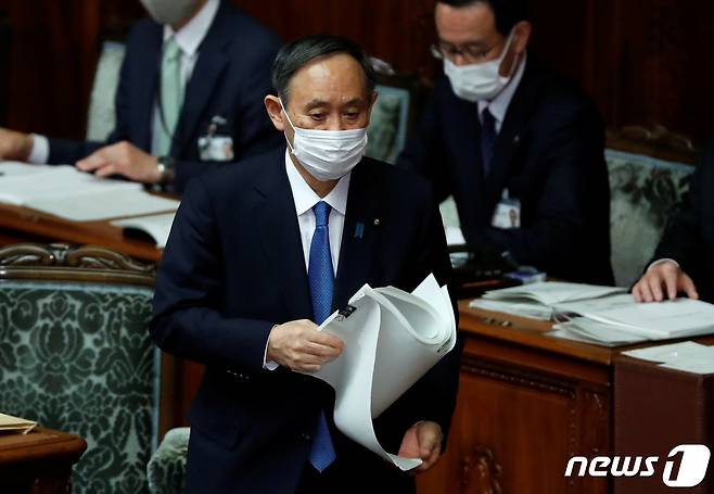 마스크를 착용한 스가 요시히데 일본 총리가 18일 오후 국회에서 시정방침연설을 하기 위해 단상으로 이동 중이다. © 로이터=뉴스1