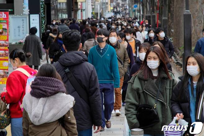 일본 수도 도쿄도의 행인들이 마스크를 쓴 채 거리를 활보하고 있다. © AFP=뉴스1