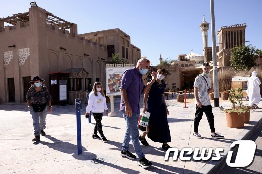 이스라엘에서 온 관광객들이 두바이 시내를 걷고 있다. © AFP=뉴스1