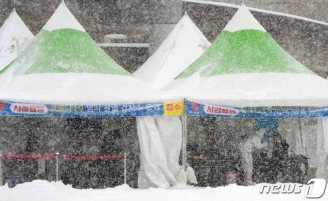 폭설을 동반한 세밑한파가 기승을 부린 지난 30일 오전 광주광역시 서구 광주시청 앞에 설치된 코로나19 임시 선별진료소에서 시민들이 검체 검사를 받고 있다. 2020.12.30 /뉴스1 © News1 정다움 기자