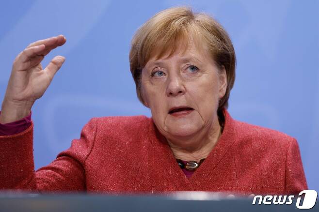 앙겔라 메르켈 독일 총리가 베를린에서 16개 주 총리들과 코로나19 방역 관련 화상회의서 발언을 하고 있다. © AFP=뉴스1 © News1 우동명 기자