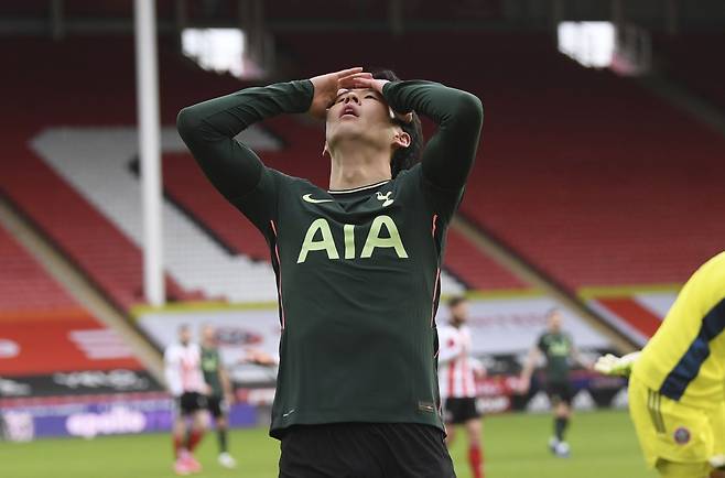 손흥민이 17일 열린 셰필드전에서 슈팅이 골대를 맞고 나가자 아쉬워하는 모습. /AP연합뉴스