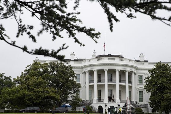 지난해 5월 미국 백악관 지붕에 코로나 희생자를 추모하는 조기가 걸려있다./AP연합뉴스