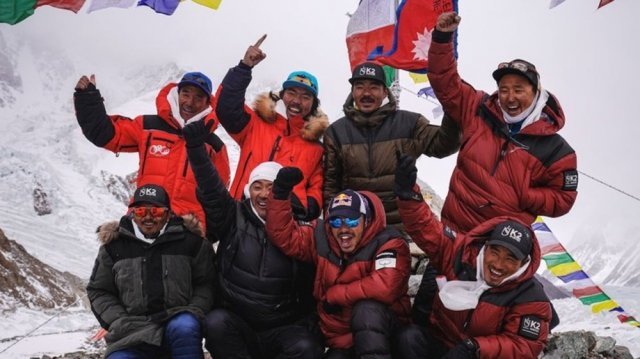 16일 최초로 겨울철 히말라야 K2봉 등정에 성공한 네팔인 등반대의 등반 전 모습. 트위터 캡처