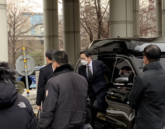 이재용 삼성전자 부회장이 18일 서울 서초구 서울고등법원에 도착했다.