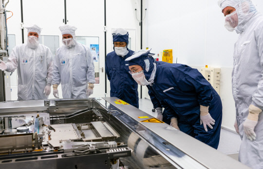 이재용 삼성전자 부회장이 작년 9월 13일(현지시간) 네덜란드 에인트호번에 위치한 ASML 본사를 찾아 파운드리(반도체 위탁생산) 핵심 공정인 EUV(극자외선) 장비를 직접 살펴보고 있다. <삼성전자 제공>