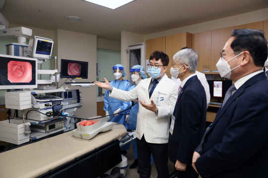 최기영(오른쪽에서 두번째)과학기술정보통신부 장관이 18일 가천대학교 길병원을 방문해 AI 의사인 '닥터앤서' 시연을 지켜보고 있다. 길병원 제공