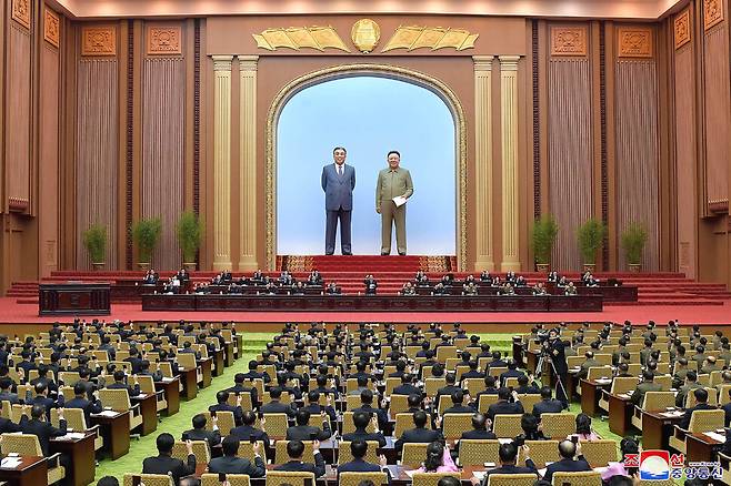 최고인민회의 제14기 제4차 회의가 17일 평양 만수대의사당에서 진행됐다고 <조선중앙통신>이 18일 보도했다. <조선중앙통신> 연합뉴스