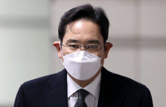 Samsung Electronics Vice Chairman heads to the Seoul High Court for his corruption trial on Jan. 15. (Yonhap News)