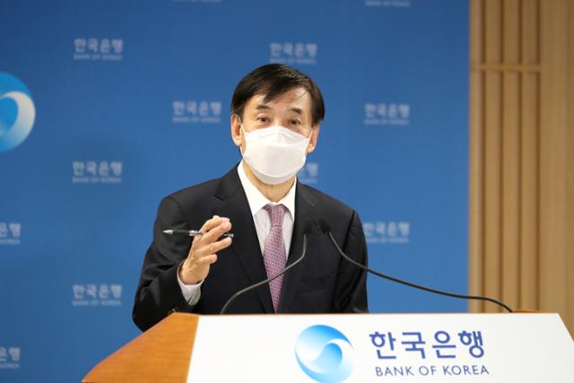 이주열 한국은행 총재가 지난 15일 한국은행에서 열린 통화정책방향 기자간담회에서 증시 과속 상승과 '빚투'에 대한 우려를 밝히고 있다. 뉴스1