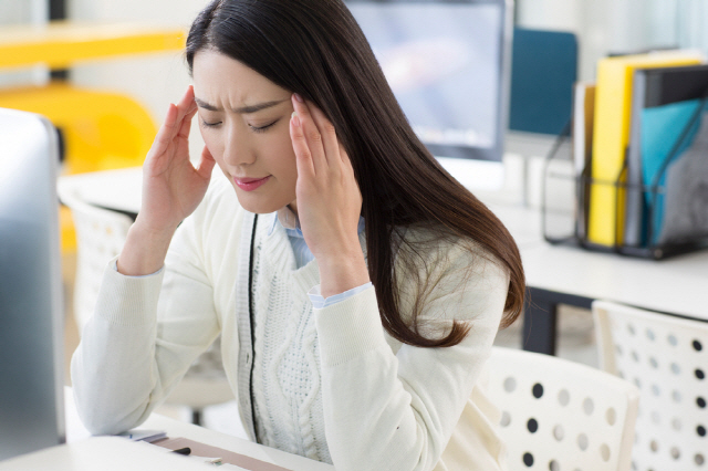 위험한 두통도 있다. 뇌혈관 질환 등의 문제로 발생하는 두통으로, 즉시 병원에 가야 한다. 참기 힘들 만큼 두통이 심하거나 잦은 두통은 몸에 문제가 생겼다는 신호일 수 있다. /클립아트코리아 제공