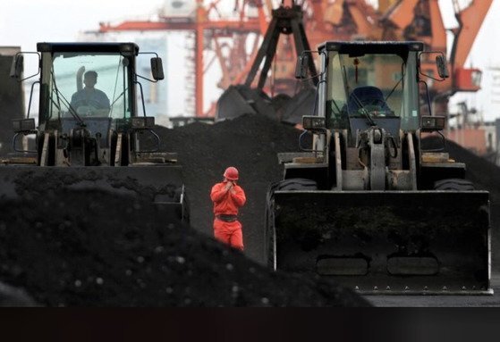 중국 랴오닝성 단둥 항구에 쌓여잇는 석탄 가루들. [로이터=연합뉴스]