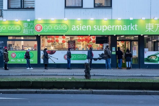 독일 수도 베를린의 한 슈퍼마켓 앞에 물품을 사려는 시민들이 줄지어 서 있다. /사진=EPA