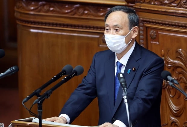 스가 요시히데 일본 총리가 18일 개원한 정기국회에서 작년 9월 취임 후의 첫 시정방침 연설을 하고 있다. /사진=EPA