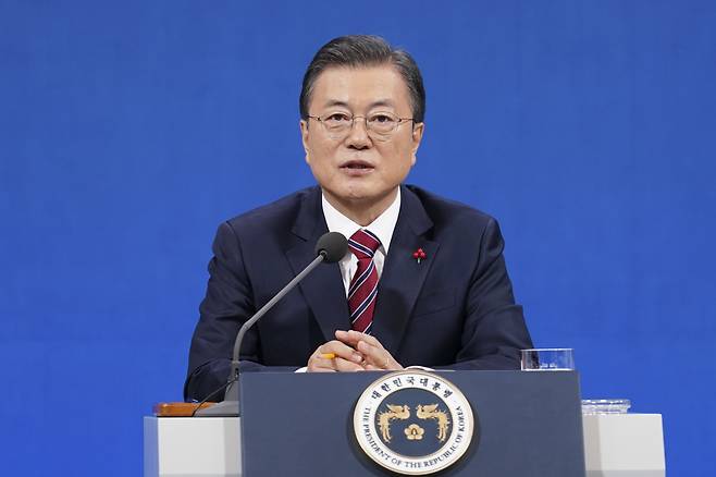 President Moon Jae-in speaks Monday during a New Year's press conference. (Yonhap)