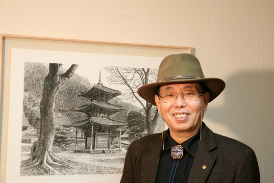 This undated photo shows artist Kim Young-taek with his pen art. He passed away from cancer on Jan. 13. [JOONGANG ILBO]
