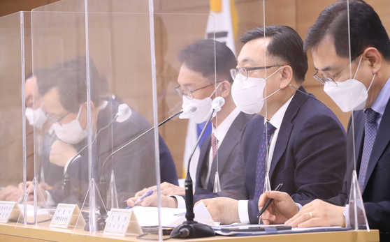 Officials from the Ministry of Economy and Finance, Ministry of Land, Infrastructure and Transport, Financial Services Commission and other government authorities related to housing policies participate in a joint press briefing held Monday at Sejong Government Complex. [YONHAP]