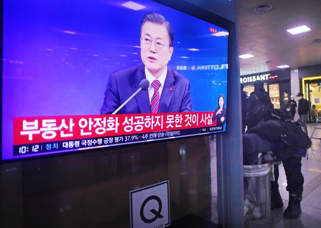 18일 서울역 대합실에서 문재인 대통령의 신년 기자회견이 생중계 되고 있는 가운데 한 시민이 휴지통을 살피고 있다.