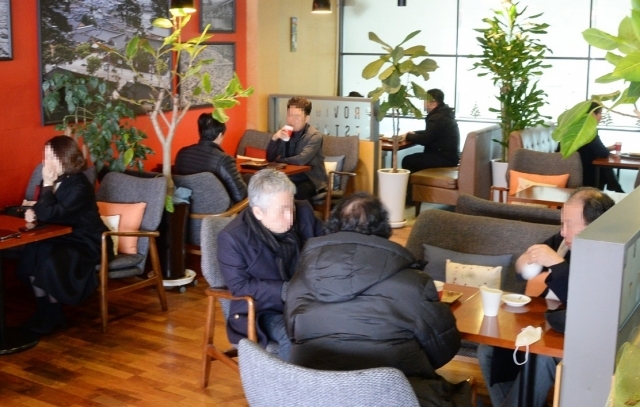 카페 내 취식이 허용된 18일 전북 전주시 완산구 서노송동에 위치한 한 카페에서 손님들이 차를 마시고 있다. 뉴시스